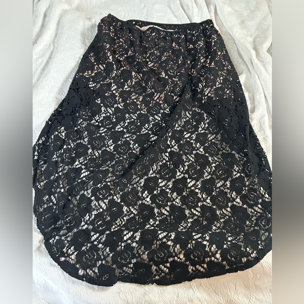 Volcom black lace hi-low skirt. Lined with light pink miniskirt. Size M